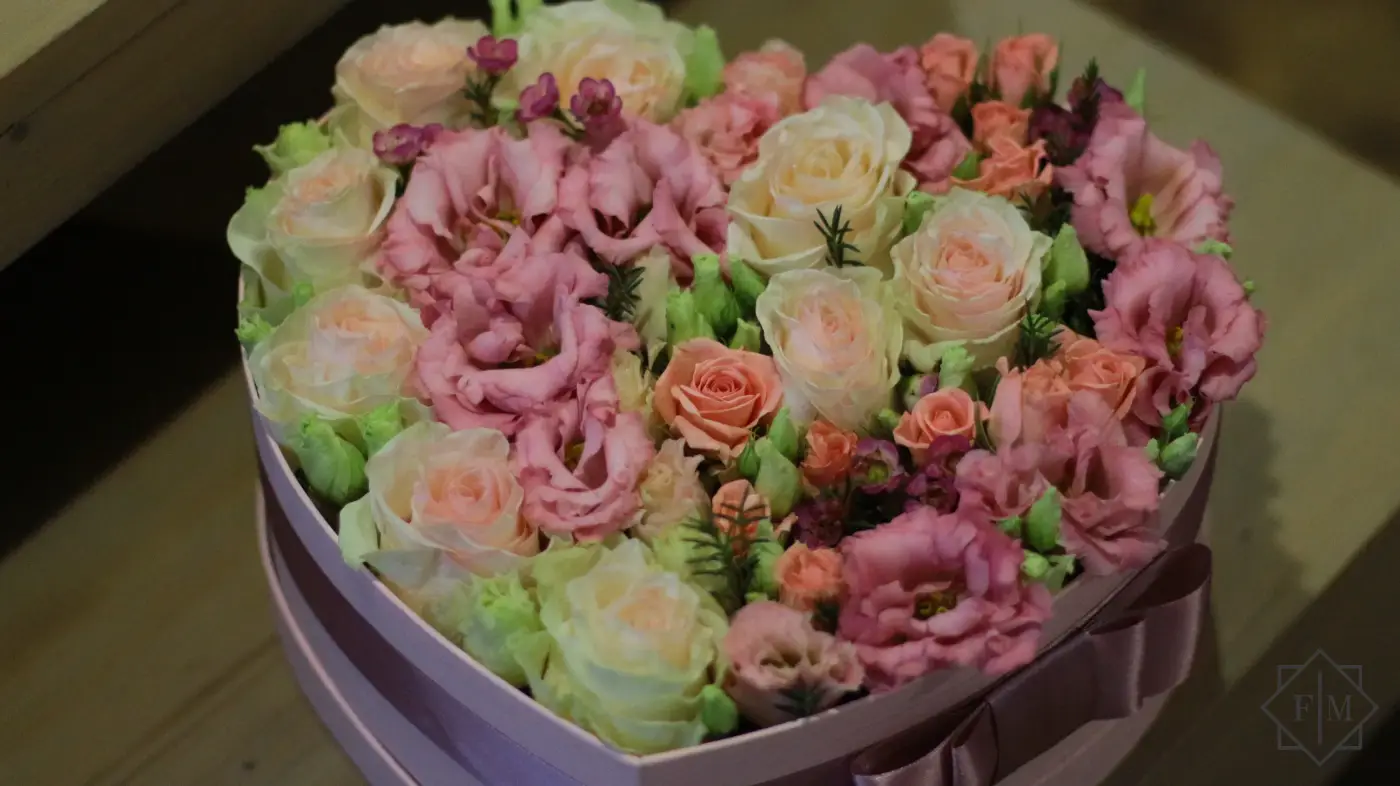 Elegáns, romantikus szív formájú virágdoboz egyéni rendelés alapján készült az ünnepelt kedvenc rózsaszín és púder színű virágokból. Az alkalom maradandó élményéhez neked is van lehetőséged összeállítani meglepetést ajándékozott kedvenceiből. Sikered garantált, hiszen ehhez mi is adjuk 100% garanciát.