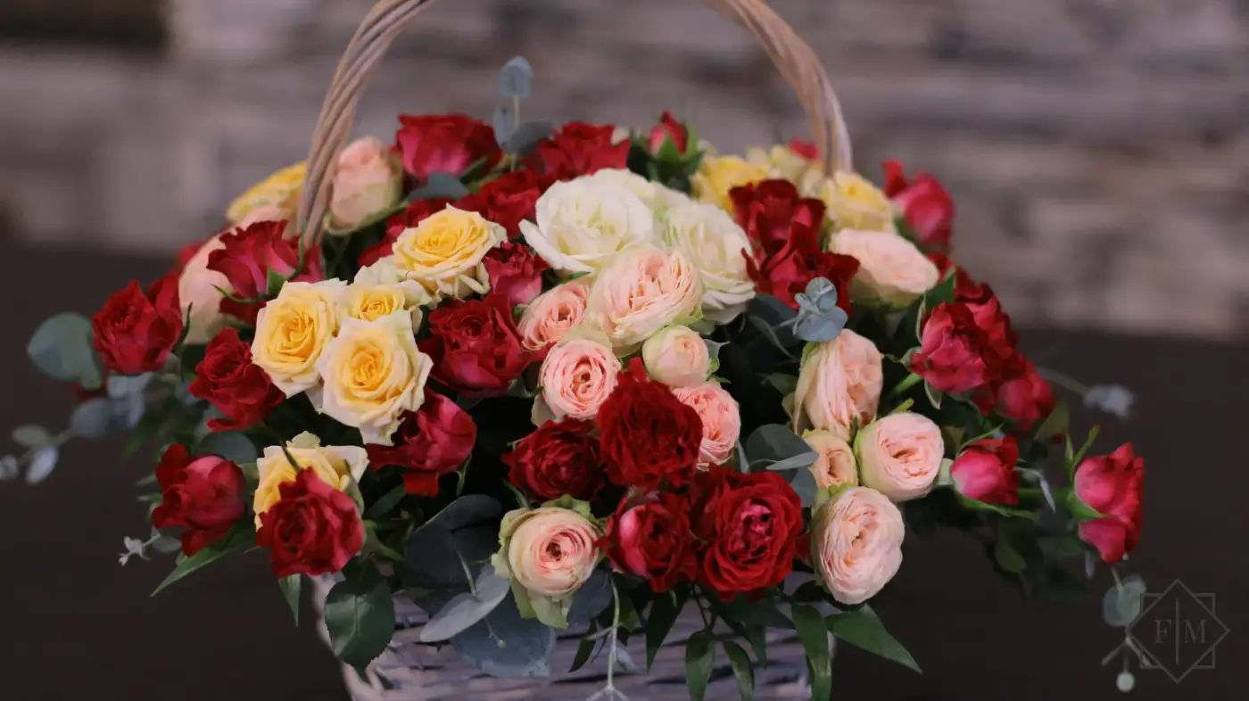 Varázslatos virágkosár vegyes színű csokros rózsákkal emlékezetes élmény nyújt bármilyen alkalomra; Az alkalom maradandó élményéhez van lehetőséged összeállítani meglepetést ajándékozott kedvenc virágaiból. Sikered garantált, hiszen ehhez mi is adjuk 100% garanciát.