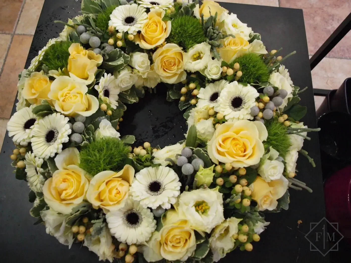 Klasszikus teli virágos görög koszorú krém, fehér, zöld színekben; Segítünk Neked, hogy a búcsú a lehető legszebb és legszemélyesebb legyen. Mond el nekünk, milyen ember volt az elhunyt, mit szeretett, hogyan élt. Mi gondoskodunk róla, hogy ez kifejeződjék a virágkompozíciókban.