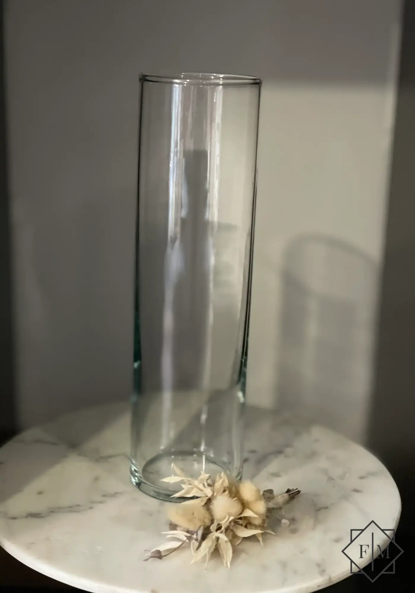 Stabil, egyenes, vastag falú üvegváza. Magasság 28 cm, átmérője 8 cm. Ideális a maximum 70-80 cm magas virágokhoz.