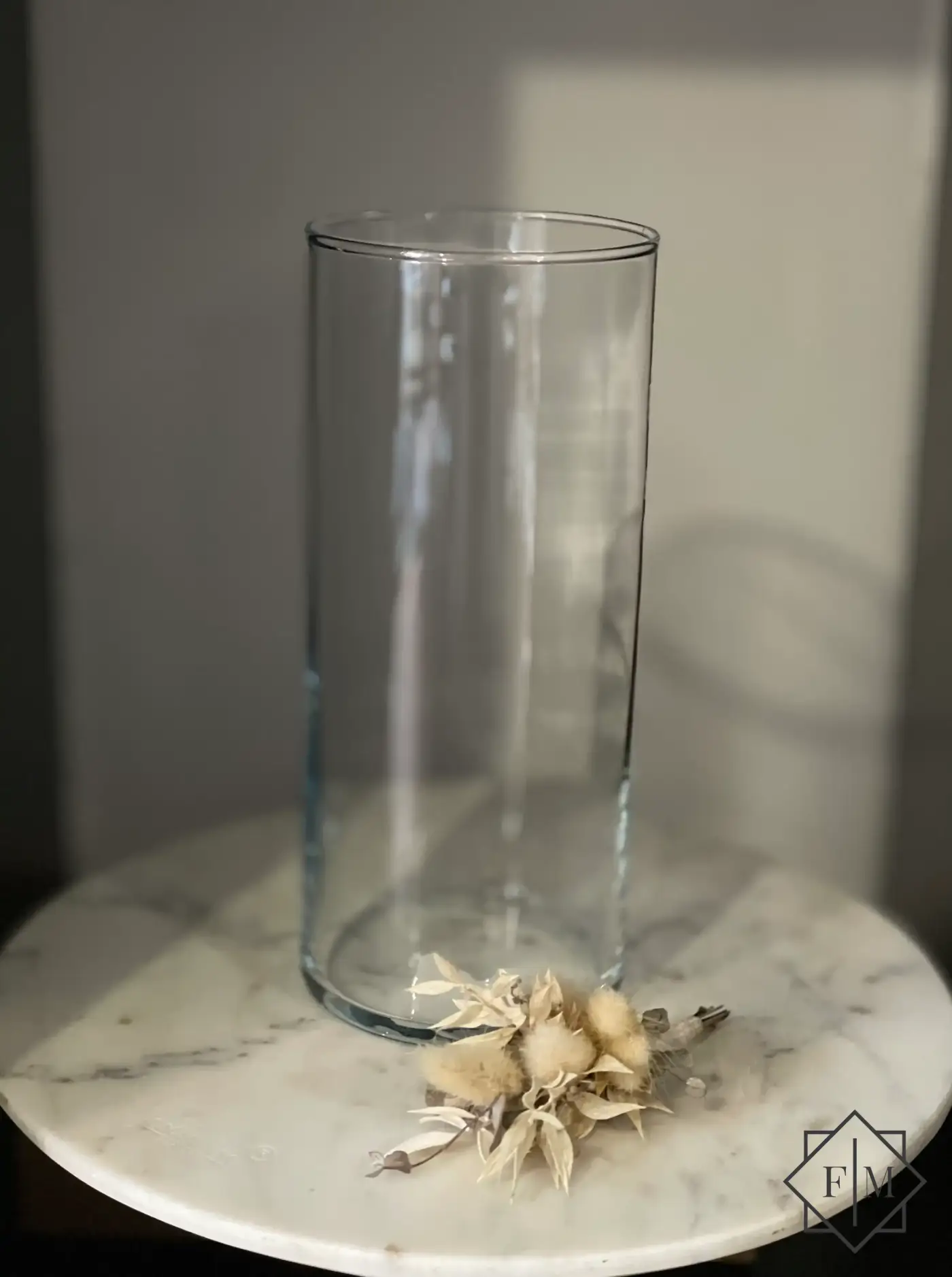 Stabil, egyenes, vastag falú üvegváza. Magasság  23 cm, átmérője 10 cm. Ideális a maximum 60-70 cm magas virágokhoz.