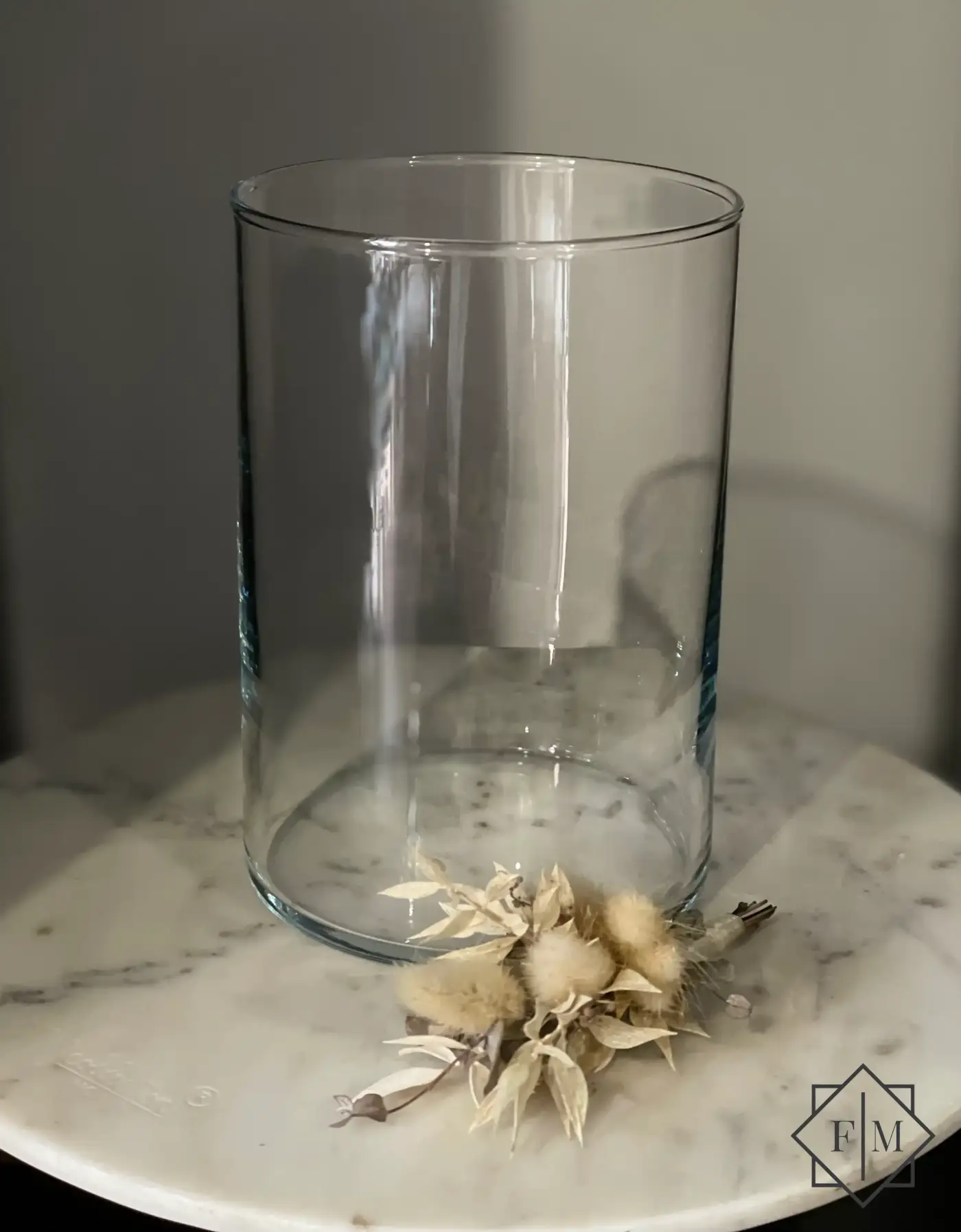 Stabil, egyenes, vastag falú üvegváza. Magasság 17 cm, átmérője 12 cm. Ideális a maximum 40-50 cm magas virágokhoz.