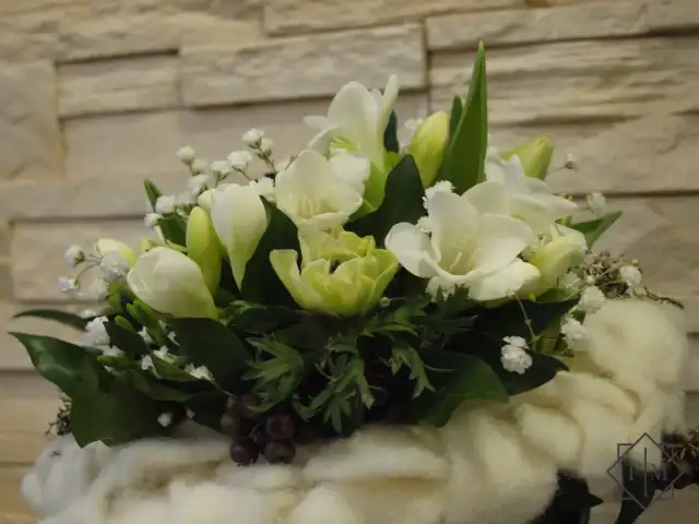 Egyedi tervezésű különleges csokor tavaszi fehér virágokból. Telitalálat különleges személynek különleges alkalomra. Sikered garantált, hiszen ehhez mi is adjuk 100% garanciát.