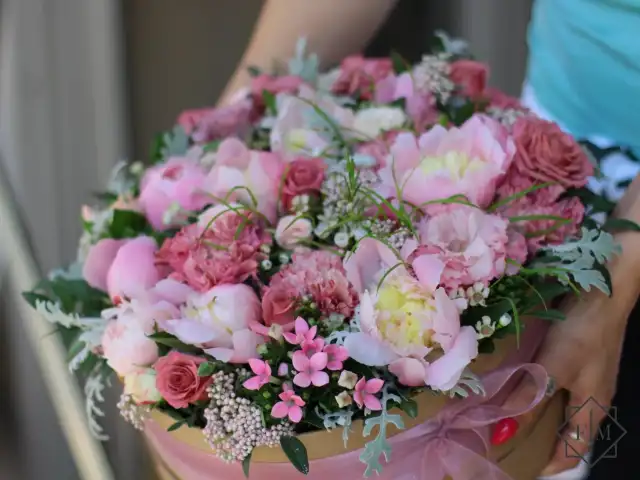 Különleges hangulatú, késő tavaszi kertet idéző, romantikus virágdoboz, mályva és rózsaszín virágokból. Telitalálat különleges személynek bármilyen alkalomra. Sikered garantált, hiszen ehhez mi is adjuk 100% garanciát.