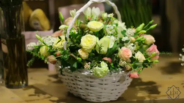 Elegáns, bájos virágkosár pasztell színű Rózsákkal, Lisianthusszal (Eustoma), Hunyorral, finom illatú Fréziákkal. Lágy, simogató mint a reggeli napfény; Az alkalom maradandó élményéhez van lehetőséged összeállítani meglepetést ajándékozott kedvenc virágaiból. Sikered garantált, hiszen ehhez mi is adjuk 100% garanciát.