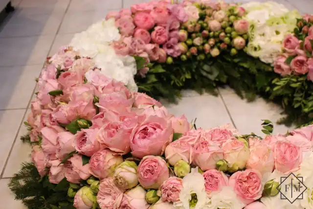 Impozáns, rózsaszín angol rózsákkal borított nagy méretű görög koszorú, hogy méltón emlékezhessenek meg az elhunytról. Ezek a gyönyörű virágok a barátságot, szeretet fejezik ki, így segítenek, hogy mindenki a legszebb pillanatait idézhesse fel az elhunyttal; Segítünk Neked, hogy a búcsú a lehető legszebb és legszemélyesebb legyen. Mond el nekünk, milyen ember volt az elhunyt, mit szeretett, hogyan élt. Mi gondoskodunk róla, hogy ez kifejeződjék a virágkompozíciókban.