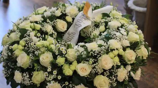 Nagy méretű, klasszikus görög koszorú fehér, krém színvilágban. Méltó választás búcsúzásra kedves, visszafogott emberrel; Segítünk Neked, hogy a búcsú a lehető legszebb és legszemélyesebb legyen. Mond el nekünk, milyen ember volt az elhunyt, mit szeretett, hogyan élt. Mi gondoskodunk róla, hogy ez kifejeződjék a virágkompozíciókban.