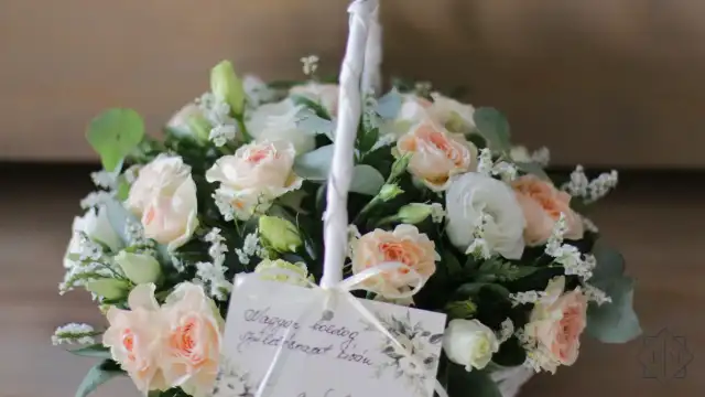 Bájos, kicsi méretű, kosár fehér lisianthussal, púder-barack színű csokros rózsákkal és finom kiegészítőkkel. Az alkalom maradandó élményéhez van lehetőséged összeállítani meglepetést ajándékozott kedvenc virágaiból. Sikered garantált, hiszen ehhez mi is adjuk 100% garanciát.