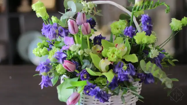Rendelésre készült kosár halvány lila, kék és zöld színekben. Az ajándékozott kedvenc virágai: orchidea, tulipán, lisianthus, frézia.. 