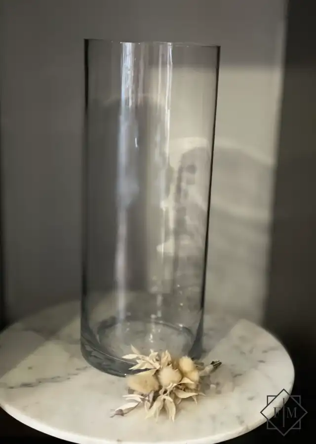 Stabil, egyenes, vastag falú üvegváza. Magasság 29 cm, átmérője 12 cm. Ideális a maximum 80-90 cm magas virágokhoz.