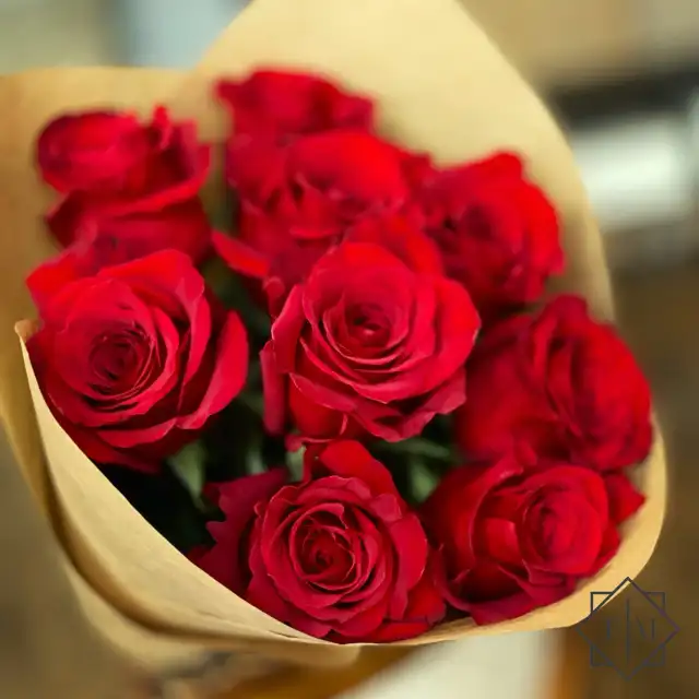 „Kilenc szál, kilenc ok, amiért örökké melletted állok. Mindig a tiéd.”